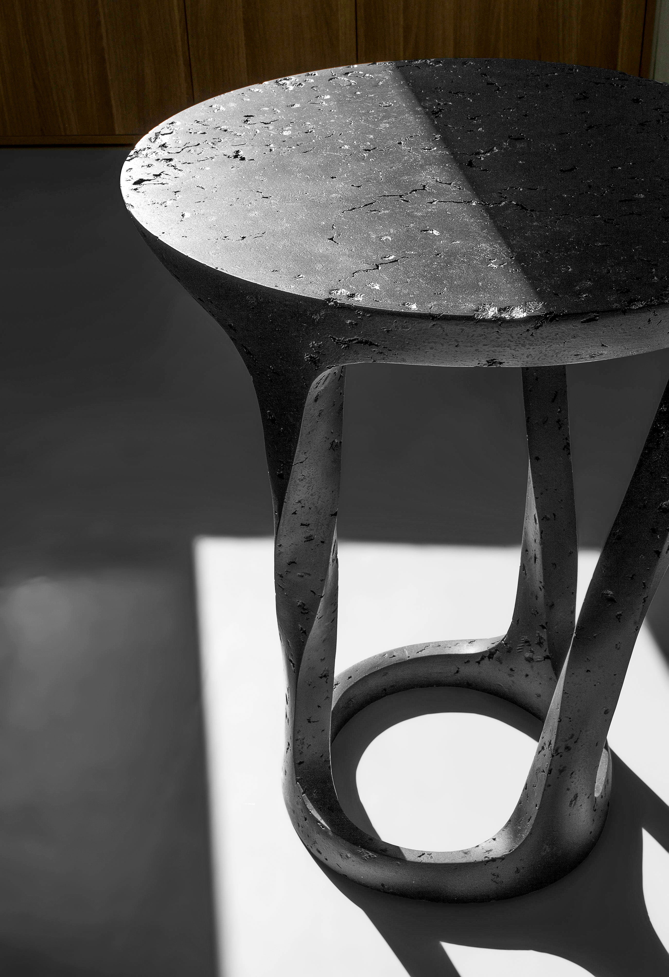 Rankų darbo šoninis staliukas „BENT“ juodas