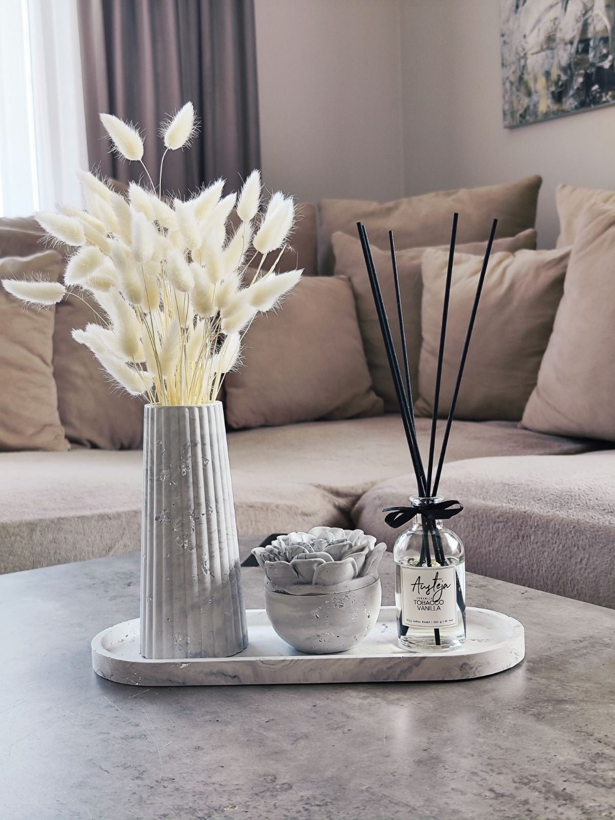 Pilkos spalvos interjero detalės