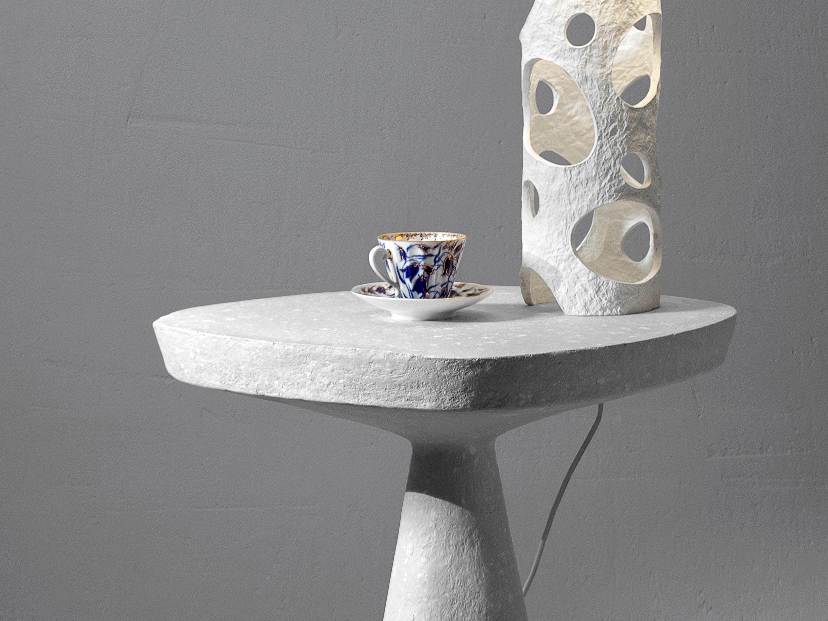 Rankų darbo aukštas šoninis staliukas „STONE“