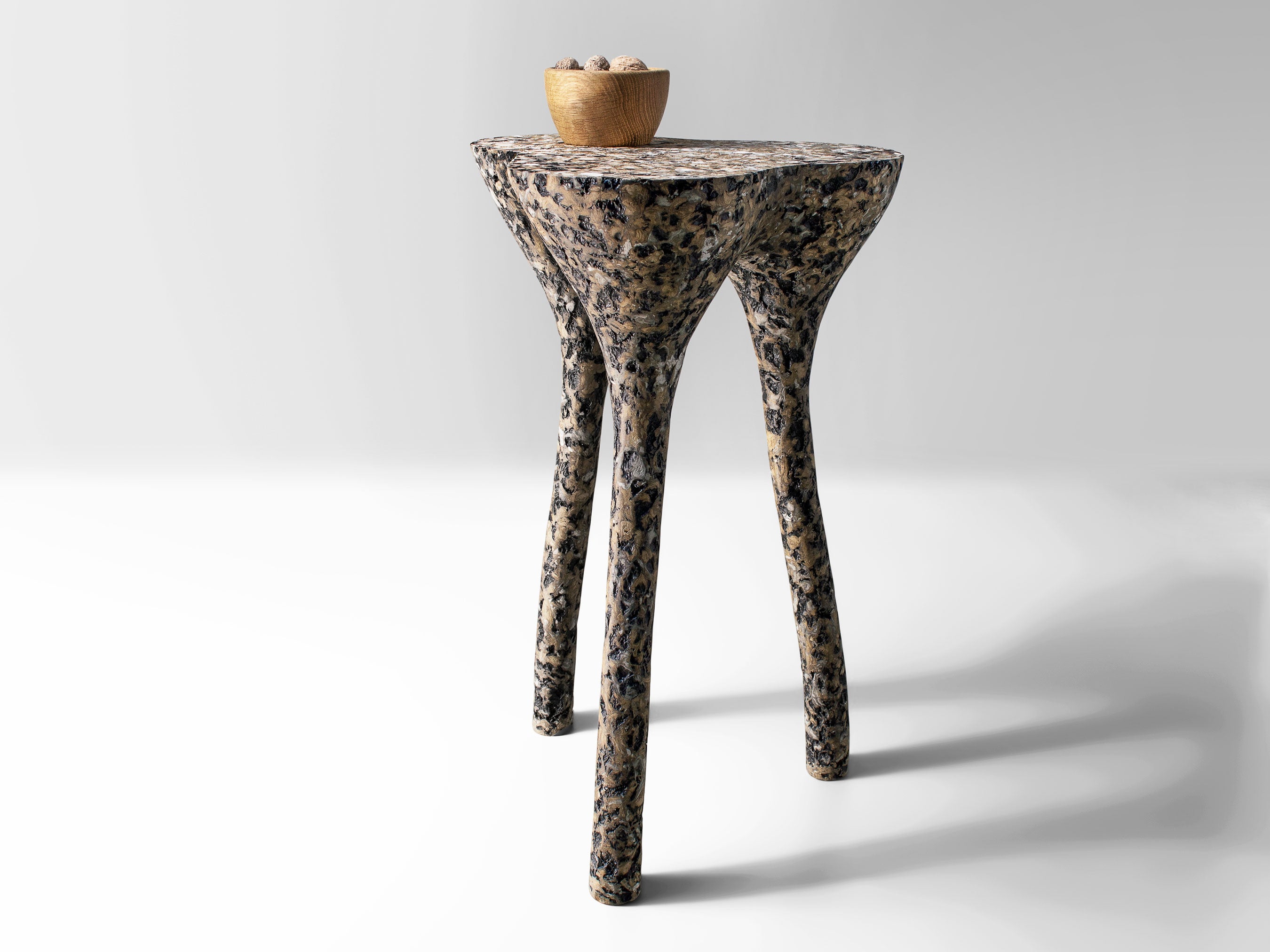 Rankų darbo aukštas staliukas „TRIPOD“ margas