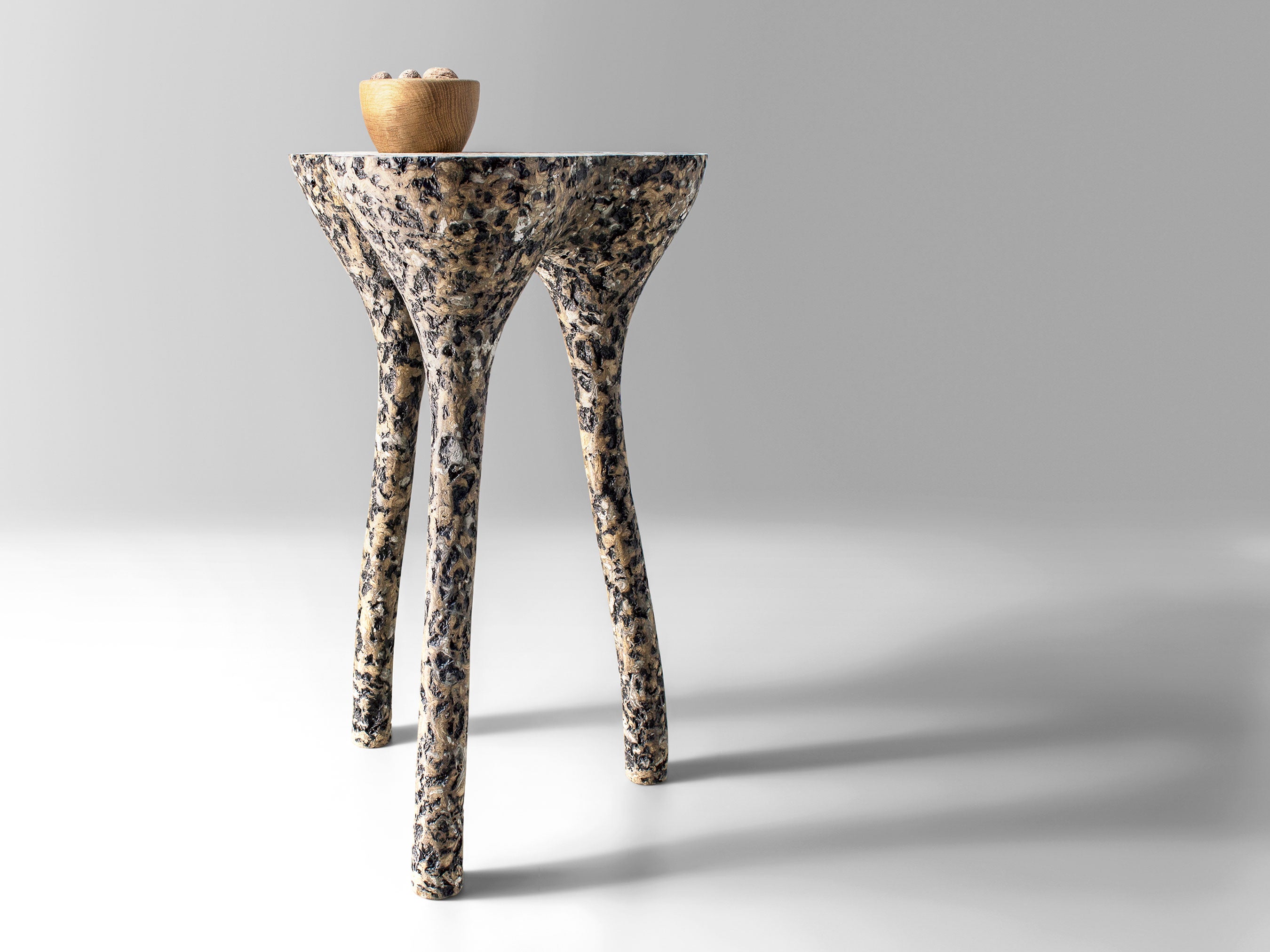 Rankų darbo aukštas staliukas „TRIPOD“ margas