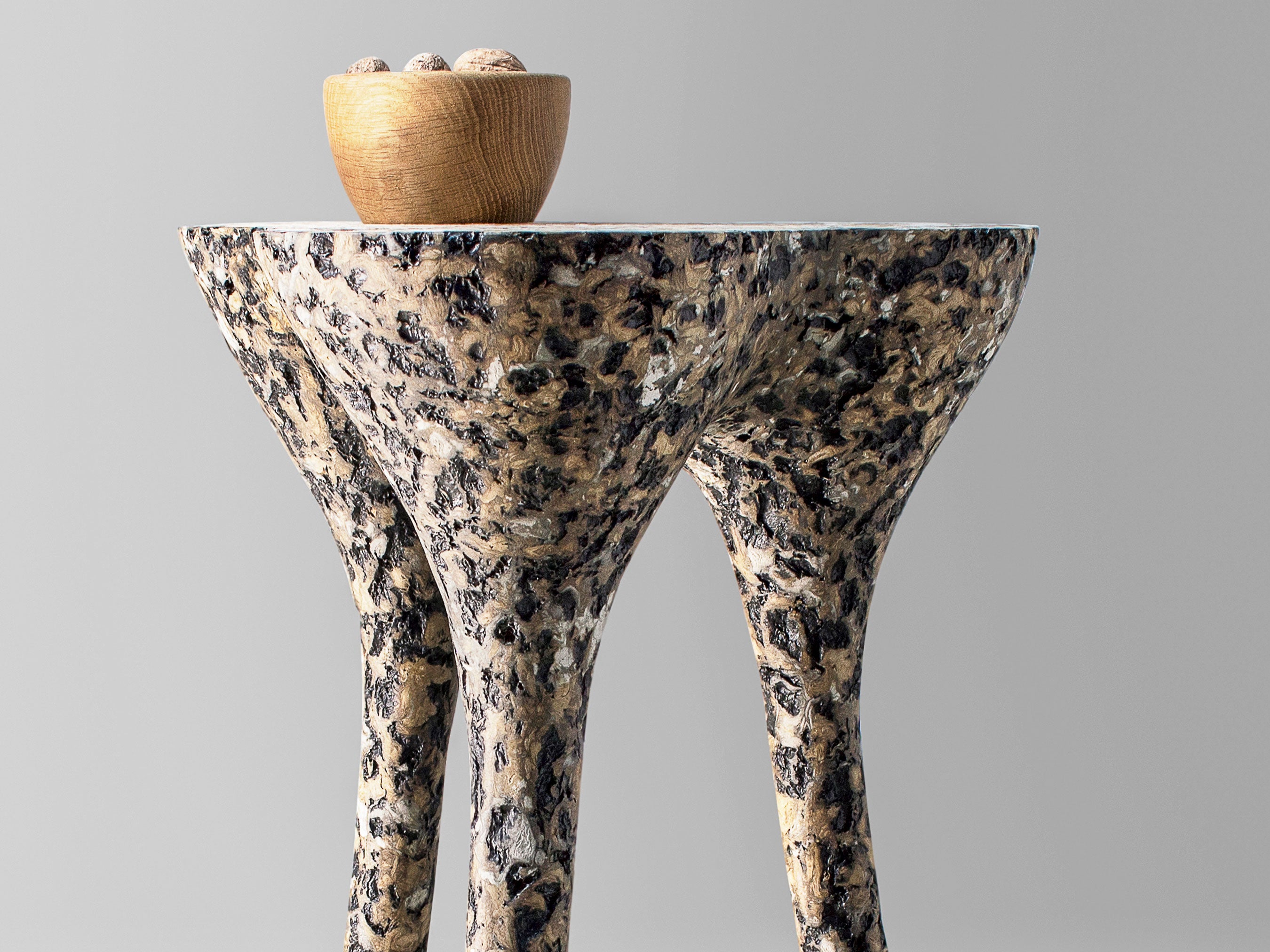 Rankų darbo aukštas staliukas „TRIPOD“ margas