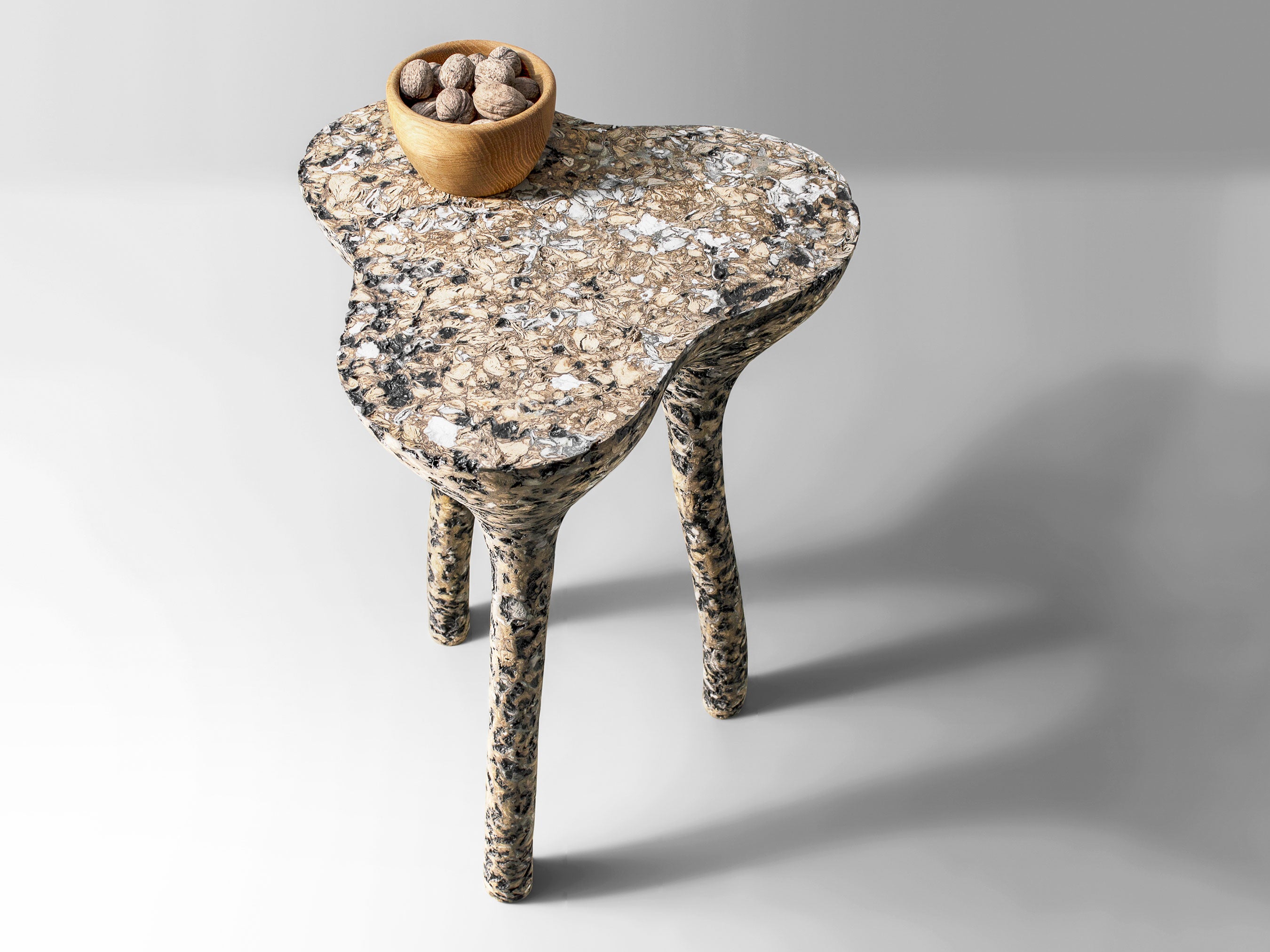 Rankų darbo aukštas staliukas „TRIPOD“ margas