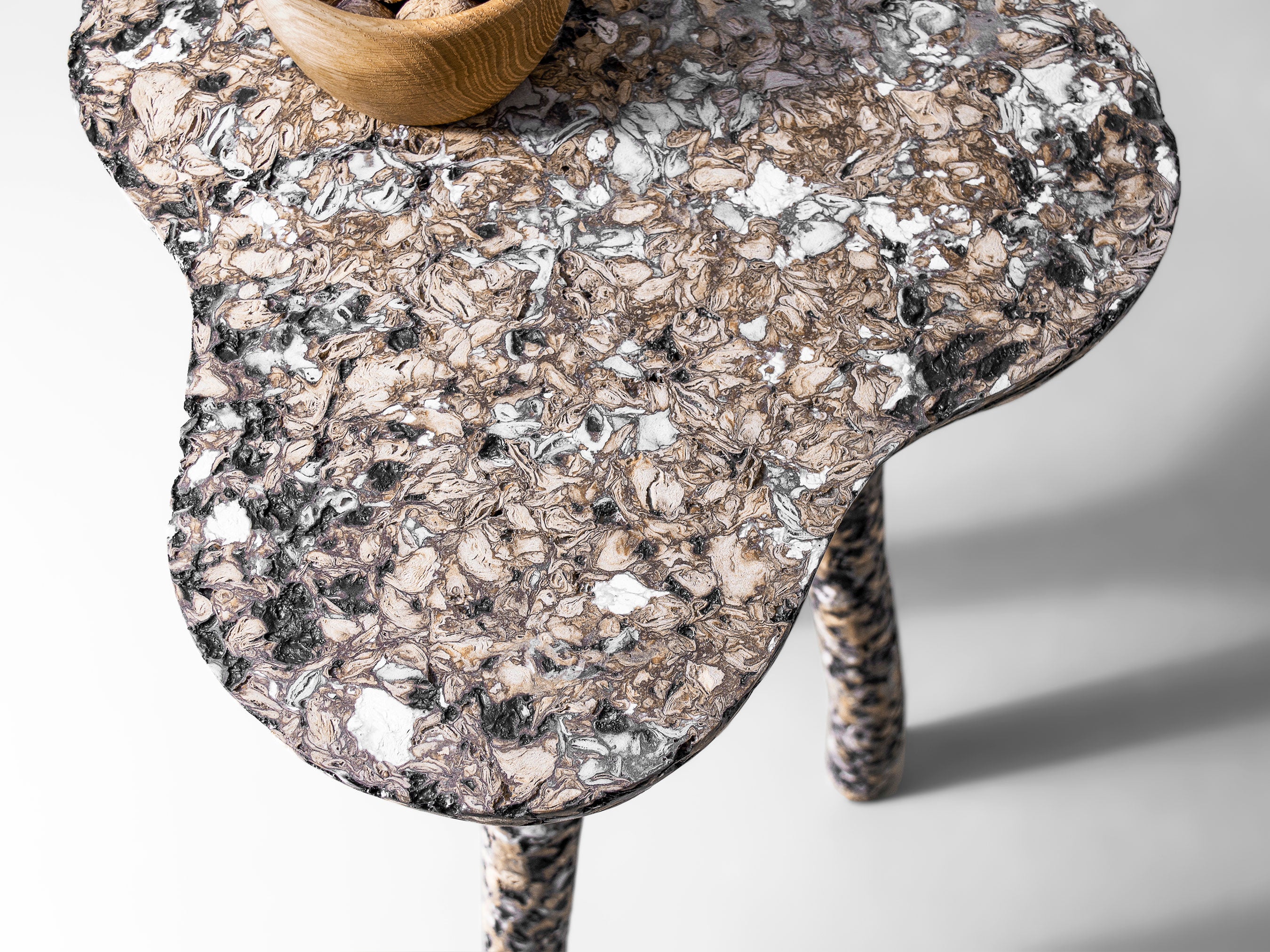 Rankų darbo aukštas staliukas „TRIPOD“ margas