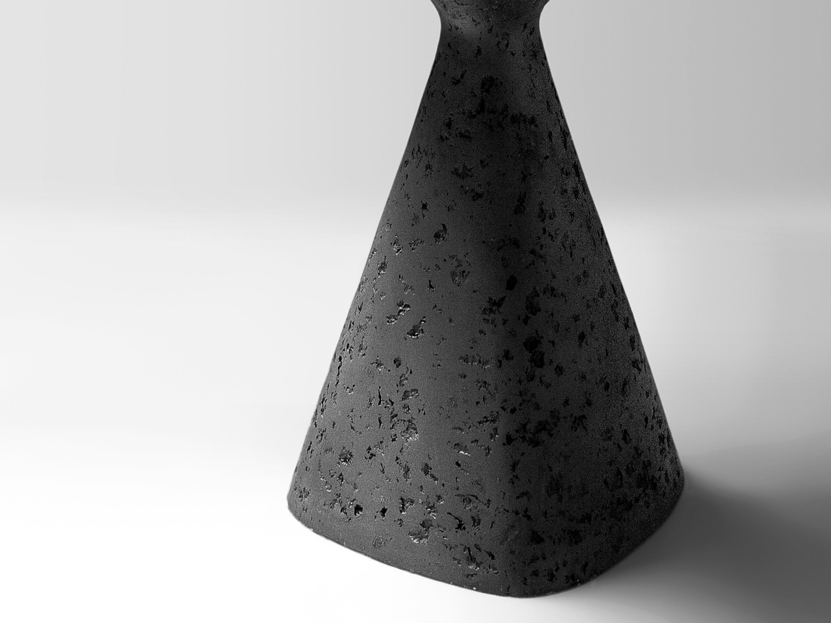 Rankų darbo šoninis staliukas „MOTTLED“ juodas