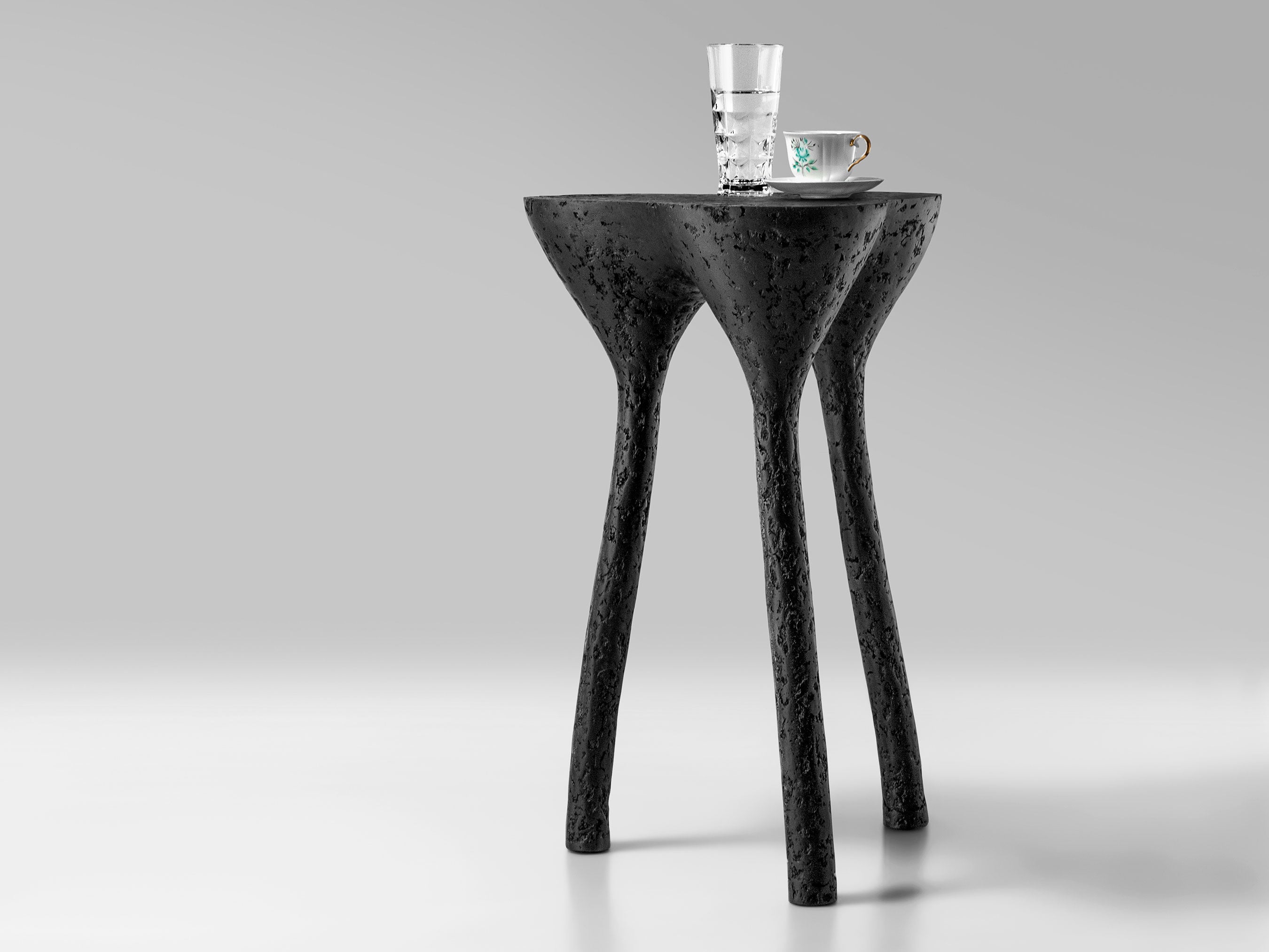 Rankų darbo aukštas staliukas „TRIPOD“ juodas